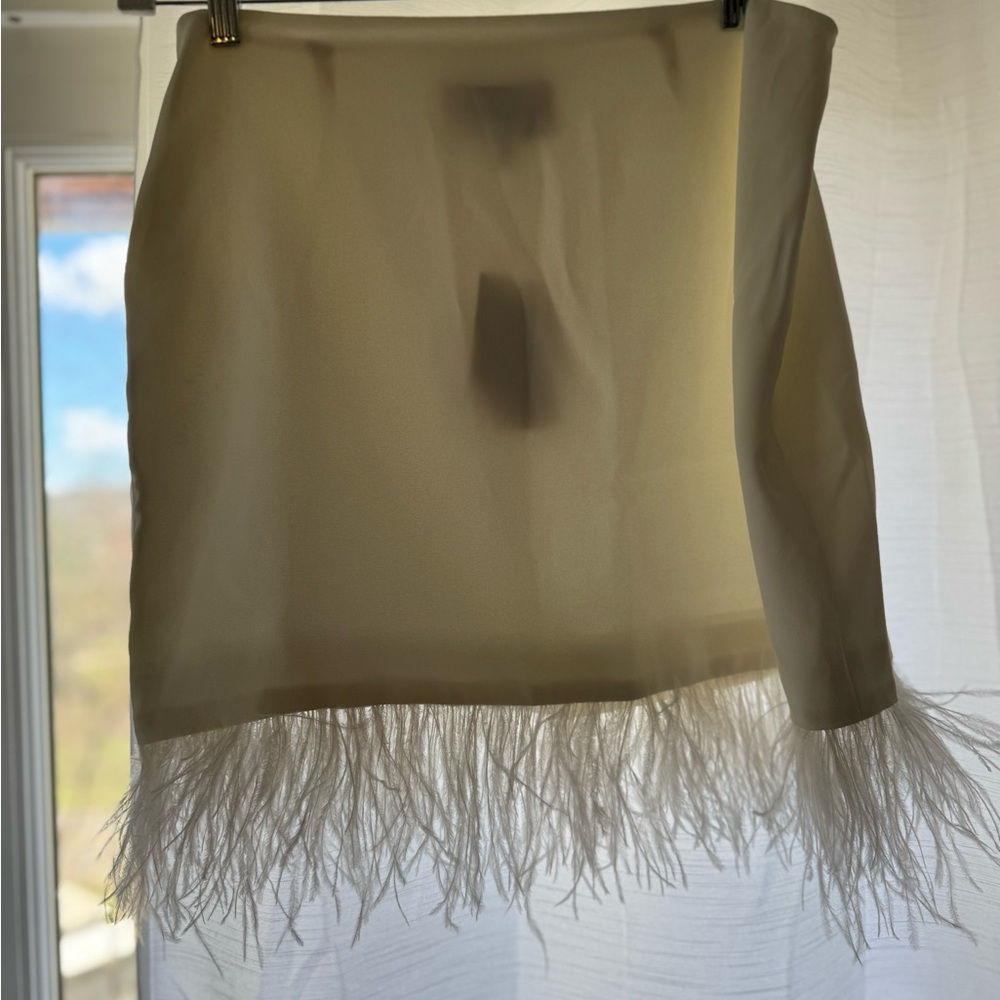 Chic Feather Hem Skirt in white